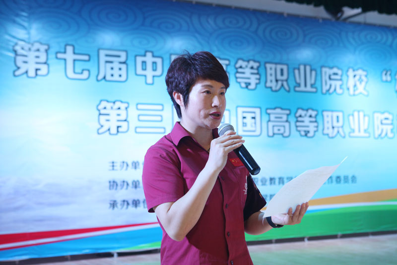 李凤华宣布获奖名单.JPG 李凤华宣布获奖名单.JPG