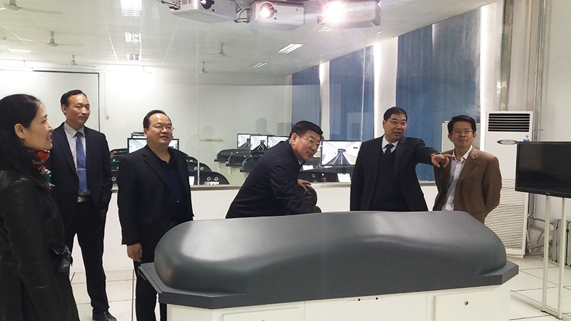 1 参观山东职业学院轨道实训基地.jpg