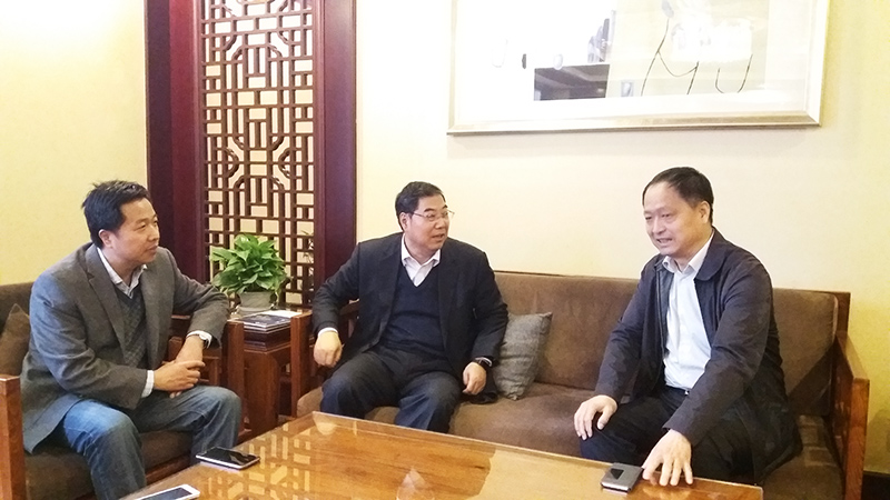 6 与优秀校友焦广盈(右一)郭长平(左一)座谈.jpg 6 与优秀校友焦广盈(右一)郭长平(左一)座谈.jpg