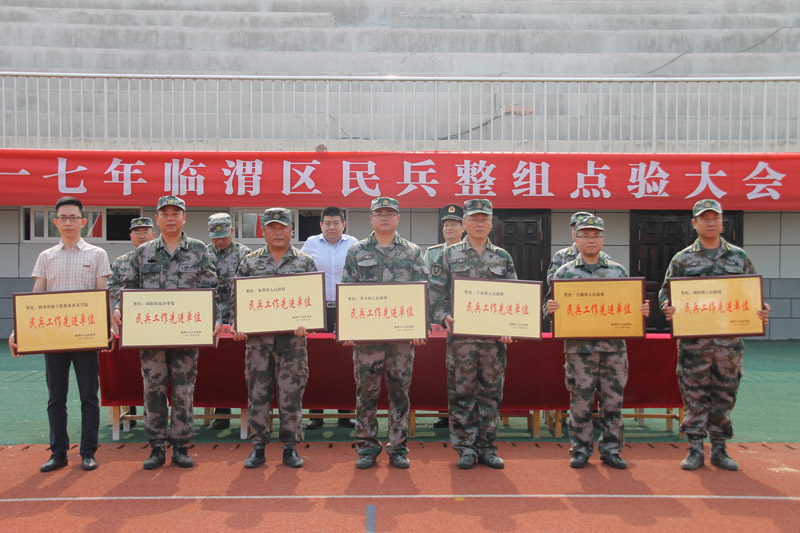 学院代表登台领取奖牌11.jpg 学院代表登台领取奖牌11.jpg