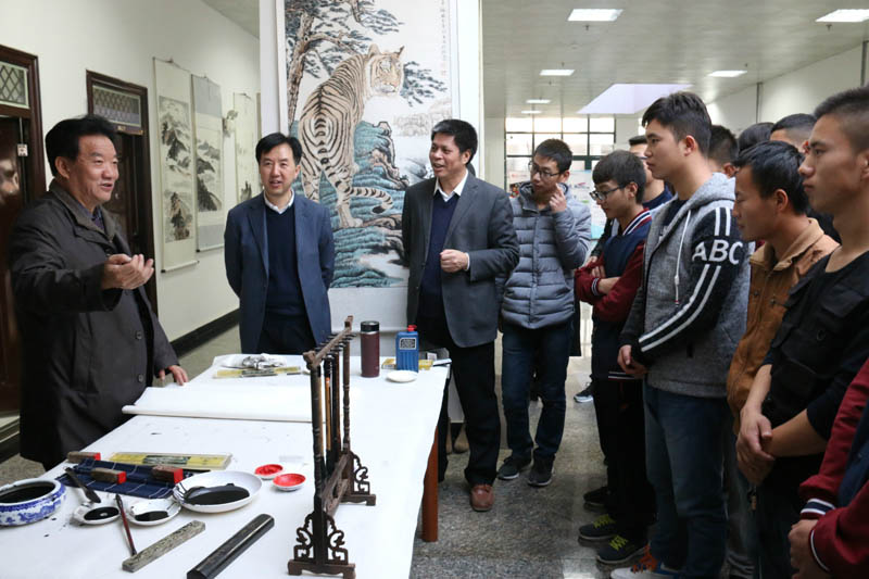 1刘燕京在给书画爱好学生讲授国画艺术.jpg 1刘燕京在给书画爱好学生讲授国画艺术.jpg