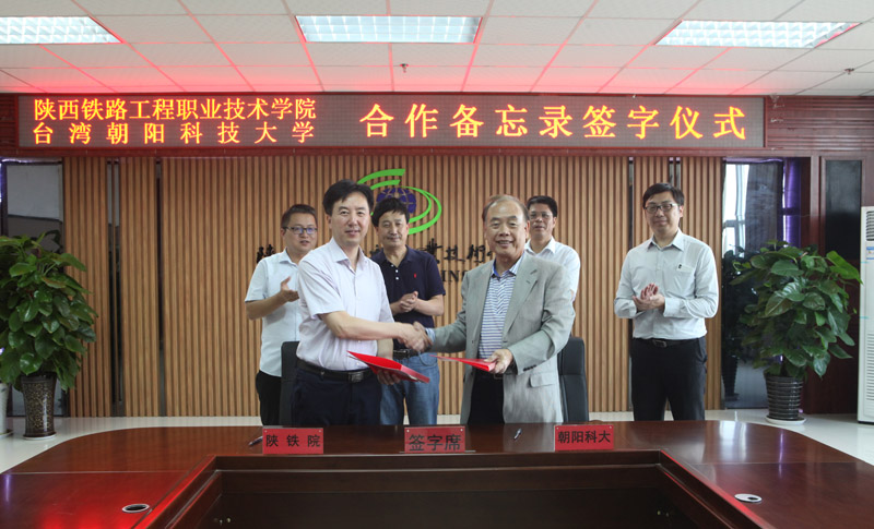 签署协议.jpg 签署协议.jpg