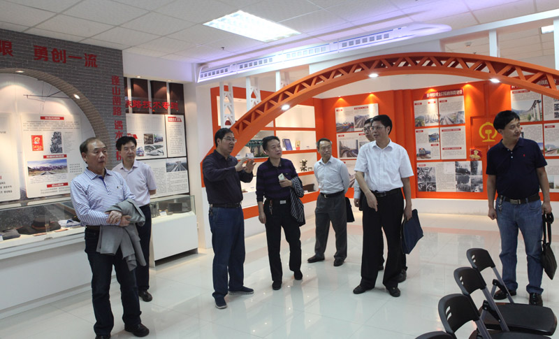 参观.jpg 参观.jpg