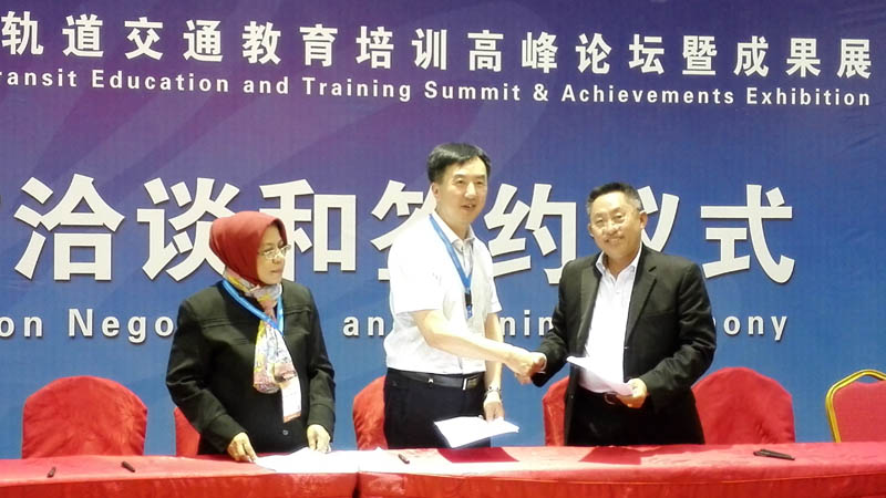 与金边皇家大学、三马林达国立理工大学签订协议.jpg 与金边皇家大学、三马林达国立理工大学签订协议.jpg