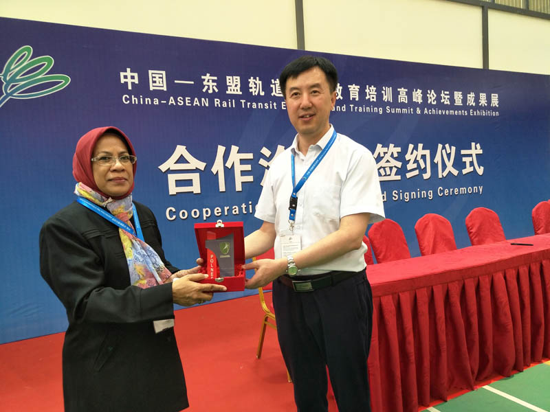 三马林达国立理工大学向我院赠送纪念品.jpg 三马林达国立理工大学向我院赠送纪念品.jpg