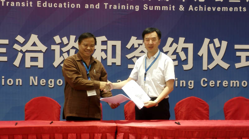 与老挝国立大学签订协议.jpg 与老挝国立大学签订协议.jpg