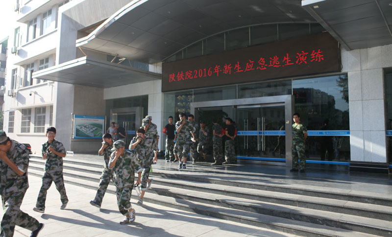 学生猫腰弓步逃出“火灾”现场_meitu_4.jpg 学生猫腰弓步逃出“火灾”现场_meitu_4.jpg