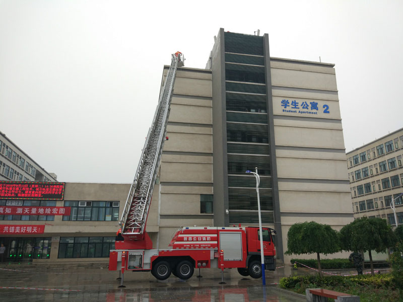 消防云梯解救被困人员_meitu_1.jpg 消防云梯解救被困人员_meitu_1.jpg