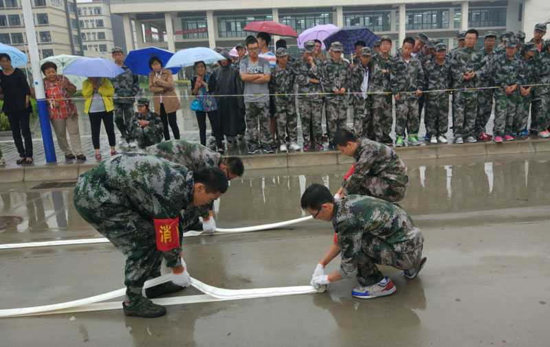 护校队演示消防水带使用方法_meitu_9.jpg 护校队演示消防水带使用方法_meitu_9.jpg