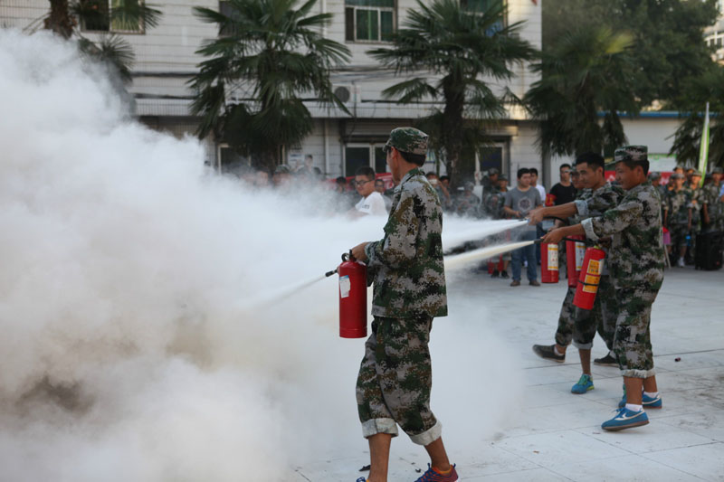 新生实地操作灭火器_meitu_5.jpg 新生实地操作灭火器_meitu_5.jpg