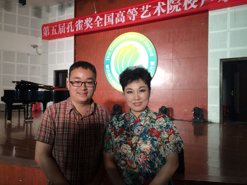 张楠与歌唱家黄华丽合影.JPG