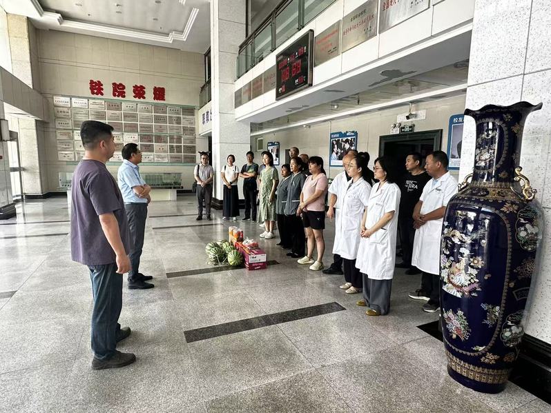 前往临渭校区慰问校健康服务中心医护及后勤在岗人员,了解暑期校园医疗值守工作开展情况。 前往临渭校区慰问校健康服务中心医护及后勤在岗人员,了解暑期校园医疗值守工作开展情况。