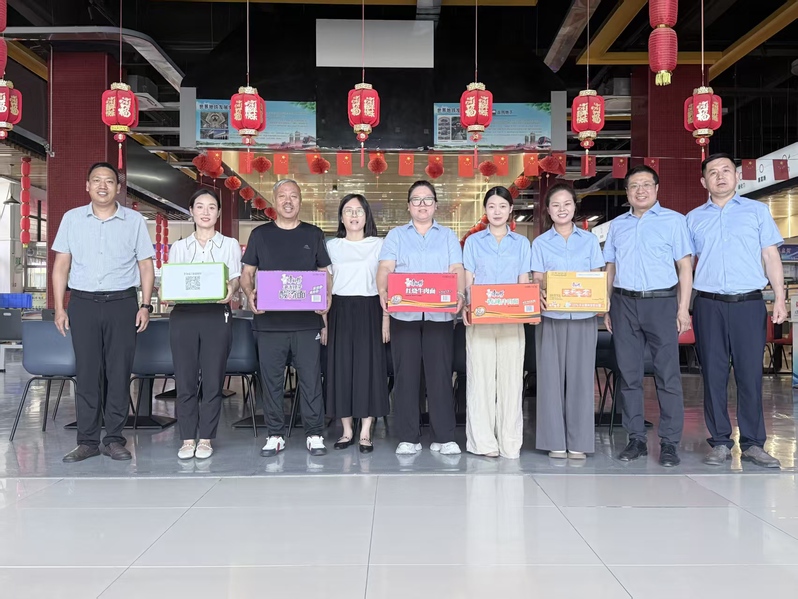 为餐饮一线职工发放防暑物资,向坚守高温岗位的食堂工作人员送上清凉慰问。 为餐饮一线职工发放防暑物资,向坚守高温岗位的食堂工作人员送上清凉慰问。