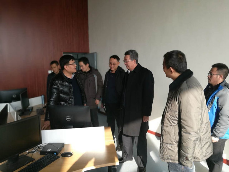 来宾参观学院BIM实训室.jpg