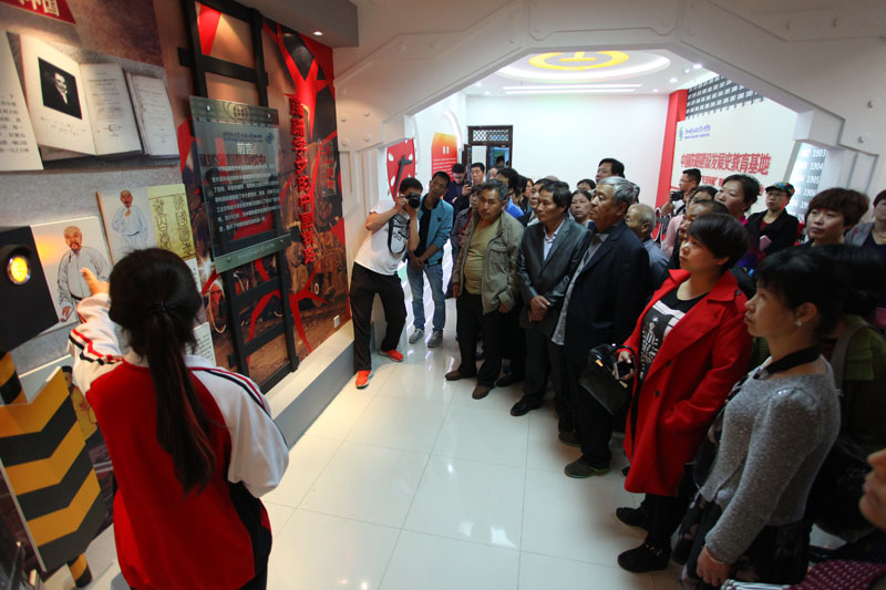 学生家长参观铁路发展史馆.jpg 学生家长参观铁路发展史馆.jpg