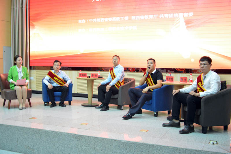 报告团成员回答学生提问1.jpg 报告团成员回答学生提问1.jpg