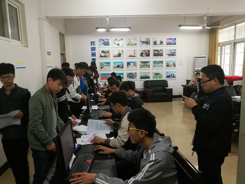 录取新生现场选定预学期网络在线课程.jpg 录取新生现场选定预学期网络在线课程.jpg