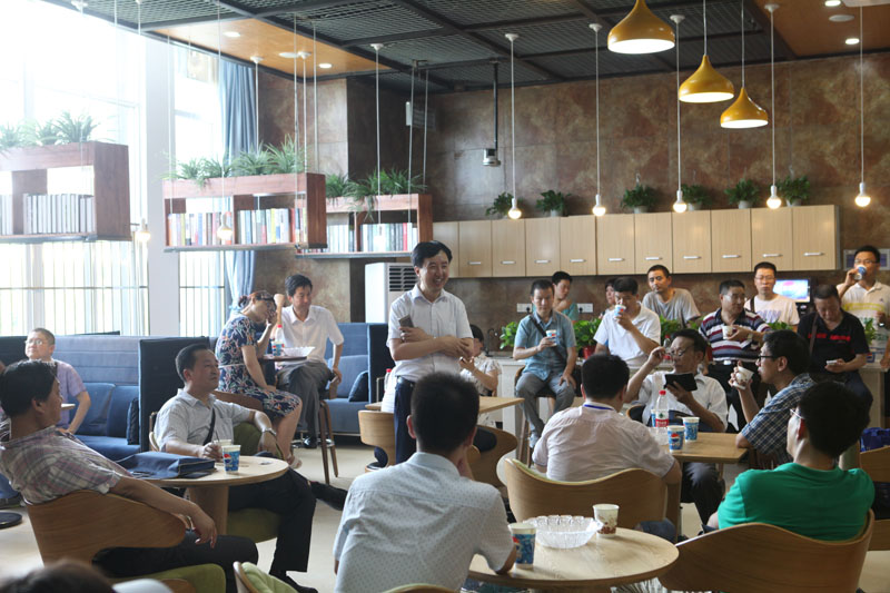 参观教师发展中心.jpg 参观教师发展中心.jpg