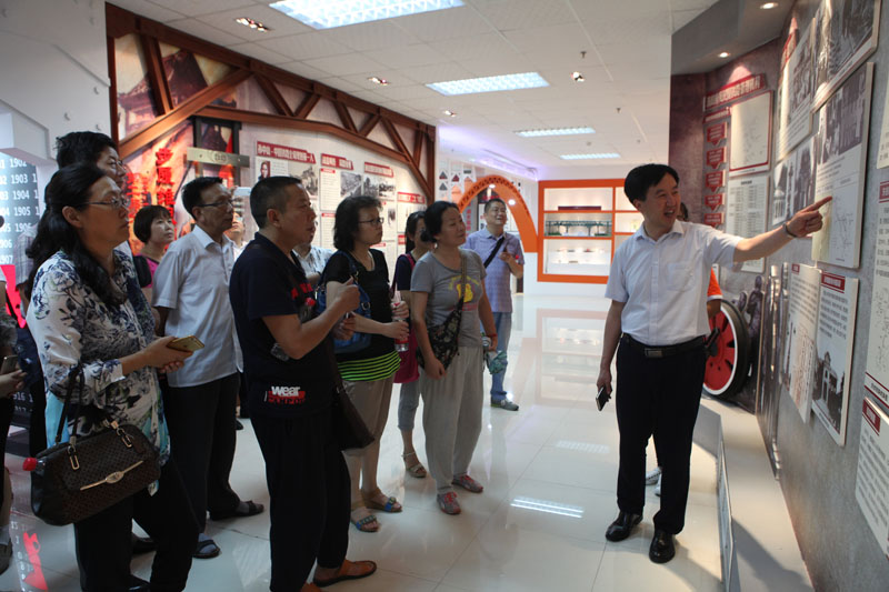 参观铁路馆发展史.jpg 参观铁路馆发展史.jpg