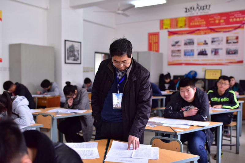 王晖视察考场.jpg 王晖视察考场.jpg