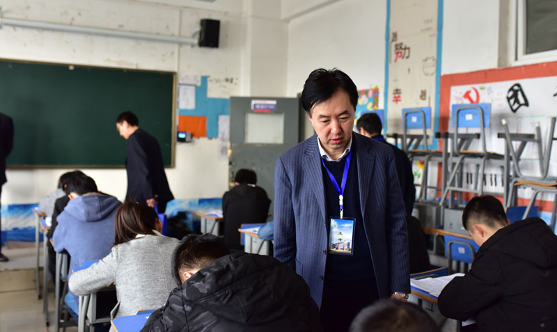 王津视察考场.jpg 王津视察考场.jpg
