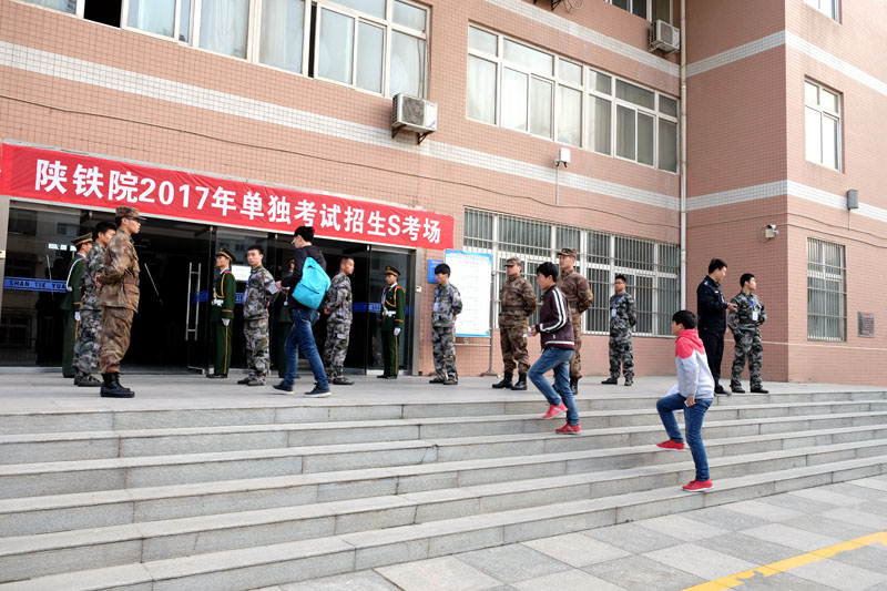 考生步入考场.jpg 考生步入考场.jpg