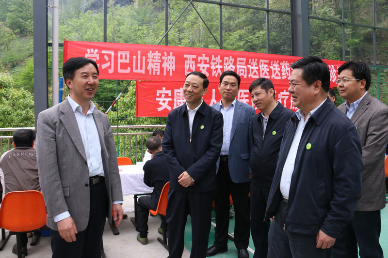 与中华全国铁路总工会主席余卓民亲切交谈 1.jpg