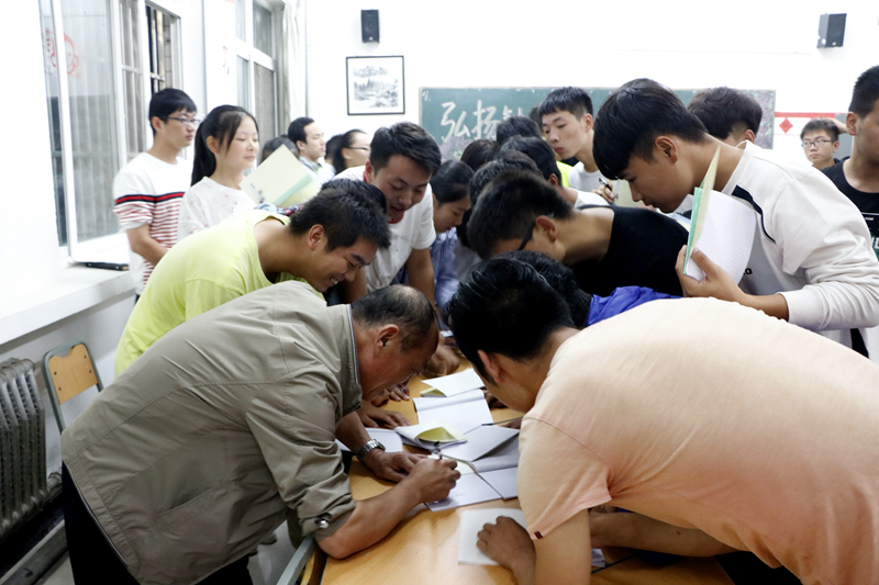 给学生签名.jpg 给学生签名.jpg