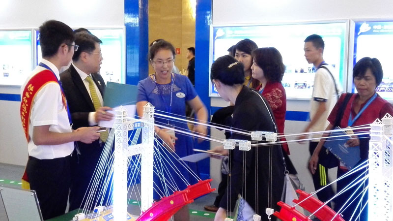 泰国教育部副部长听取作品汇报.jpg 泰国教育部副部长听取作品汇报.jpg