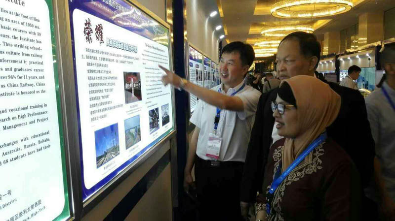 王院长向国际友人介绍学院发展状况.jpg 王院长向国际友人介绍学院发展状况.jpg