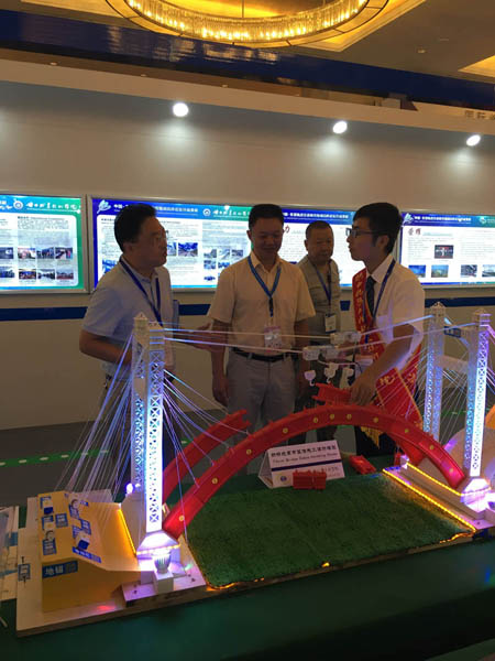 贵州省教育厅厅长听取作品汇报.jpg 贵州省教育厅厅长听取作品汇报.jpg