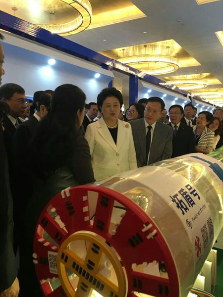 刘延东副总理参观盾构模型.jpg 刘延东副总理参观盾构模型.jpg