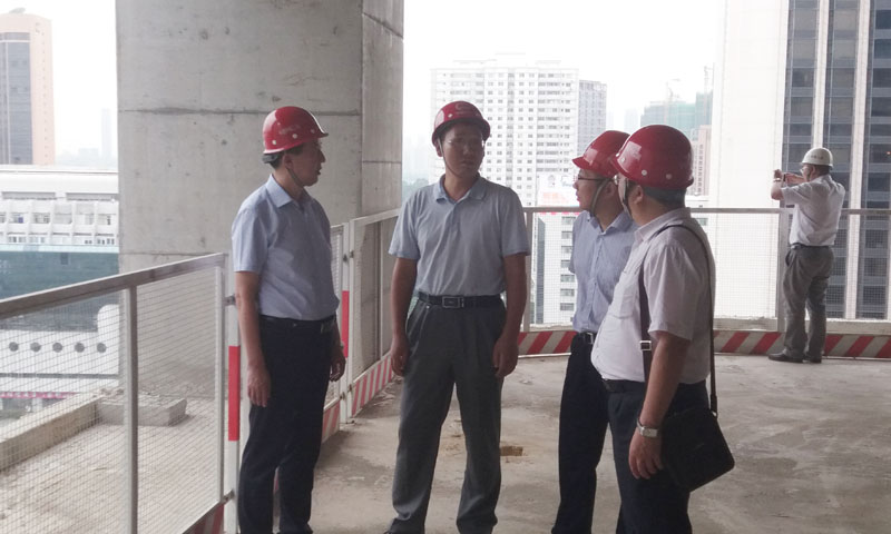 王津院长参观中铁二局深圳公司深圳大中华环球经贸广场项目施工现场.jpg 王津院长参观中铁二局深圳公司深圳大中华环球经贸广场项目施工现场.jpg
