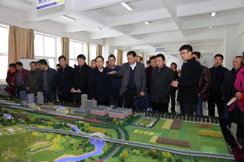 参观实训室.jpg 参观实训室.jpg