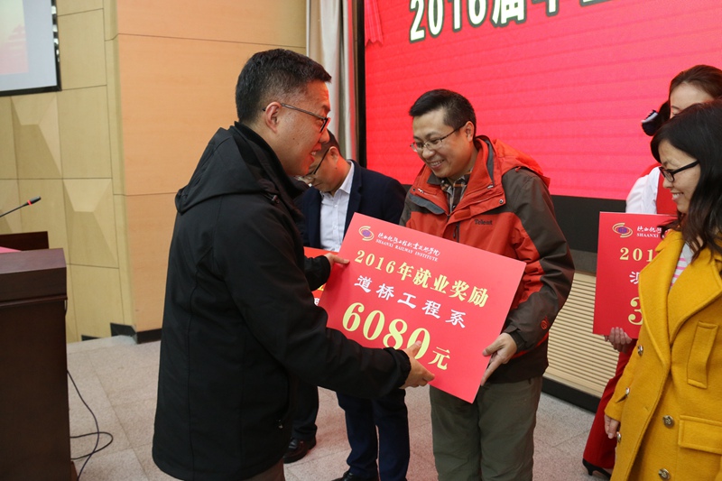 渭南市人社局副局长董建明为先进个人颁奖.jpg 渭南市人社局副局长董建明为先进个人颁奖.jpg