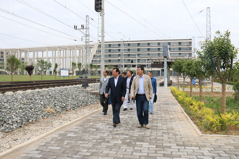 参观高铁实训基地.jpg