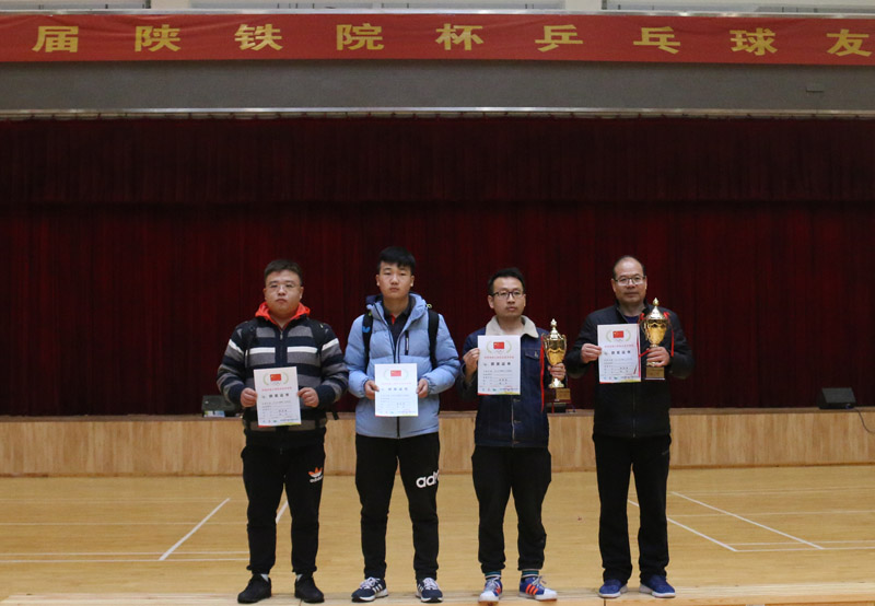 团体前三名合影.jpg