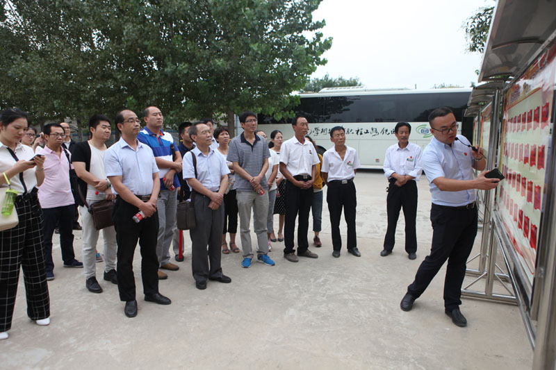 展板.jpg 展板.jpg