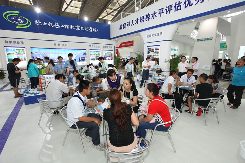 学院工作人员耐心解答考生及家长咨询.jpg 学院工作人员耐心解答考生及家长咨询.jpg